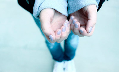 Почему у подростка часто прохладные руки и ноги: причины и советы