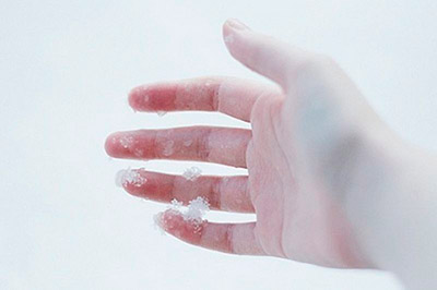 Почему одна рука холодная а другая теплая: основные причины